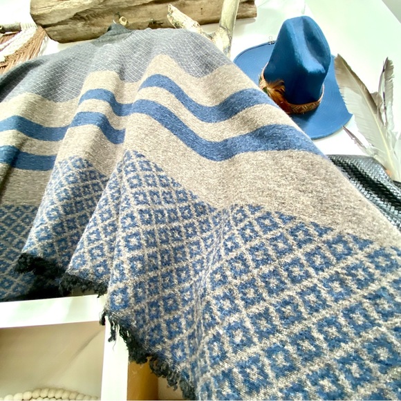 Made in Italy Wool Reversible boho cape/body wrap w western cottage core vibe - Picture 5 of 10